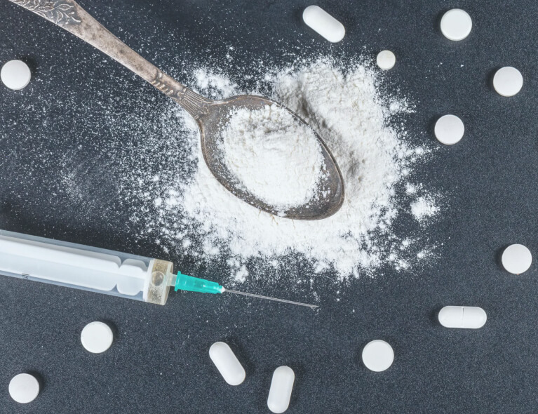 шприцы и таблетки